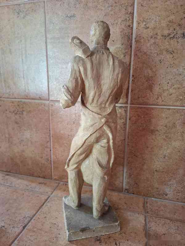 socha vysoká 49 cm, signovaná Josef Kubíček - foto 2