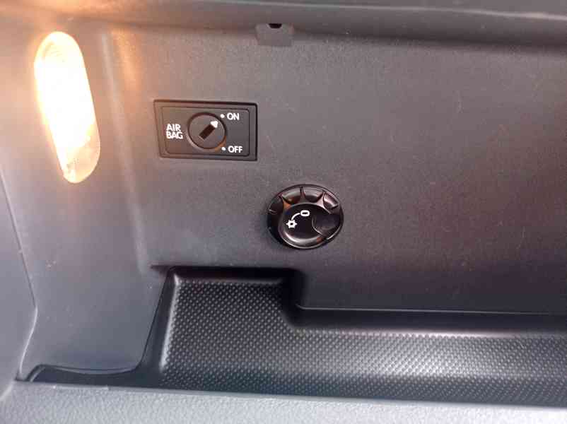Volkswagen Touran 2.0 TDI 103kW/DSG/Tažné/Výhřev - foto 38