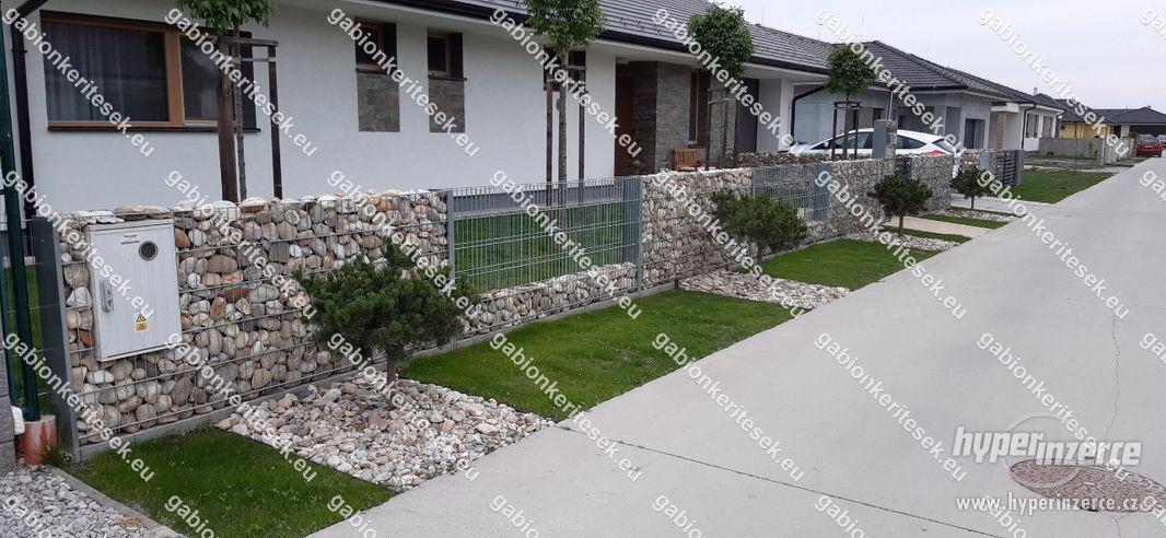 Úzký gabionový plot - foto 1