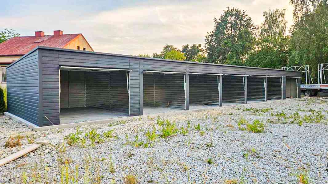 řadové garáže 24x5,5m - 7x  výklopná vrata - antracit TS871 - foto 4