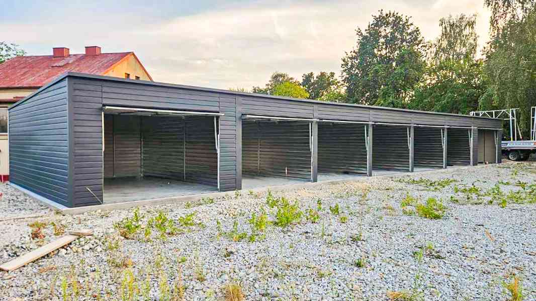 řadové garáže 24x5,5m - 7x  výklopná vrata - antracit TS871 - foto 3