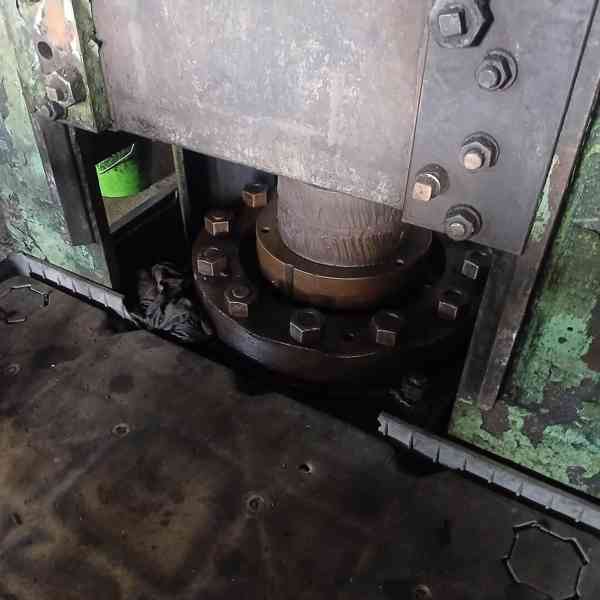 Hydraulicky lis vulkanizační 392 tun. - foto 2