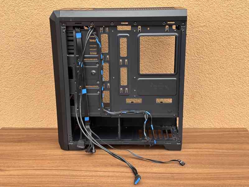 LEVNĚ! — Počítačová skříň SilentiumPC Regnum RG4T Pure Black - foto 8