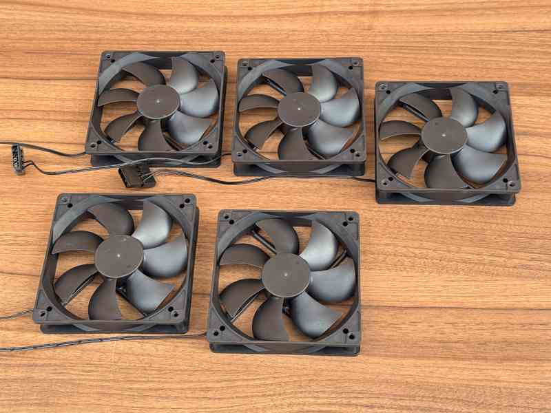 LEVNĚ! — Počítačová skříň SilentiumPC Regnum RG4T Pure Black - foto 25