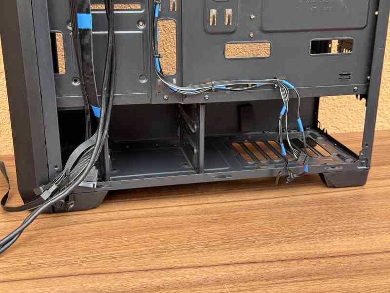 LEVNĚ! — Počítačová skříň SilentiumPC Regnum RG4T Pure Black - foto 10