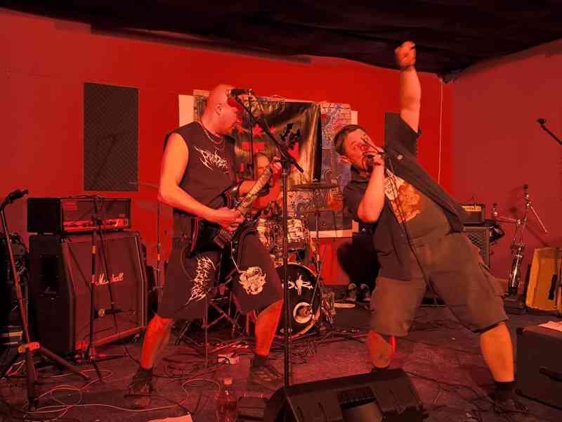 KAPELA HLEDÁ BASKYTARISTU