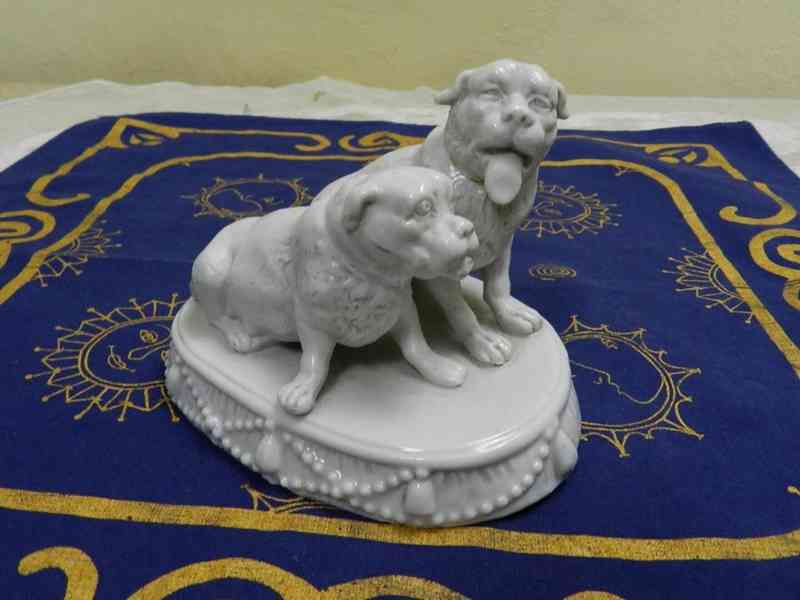 Krásná velmi stará porcelánová soška Psi