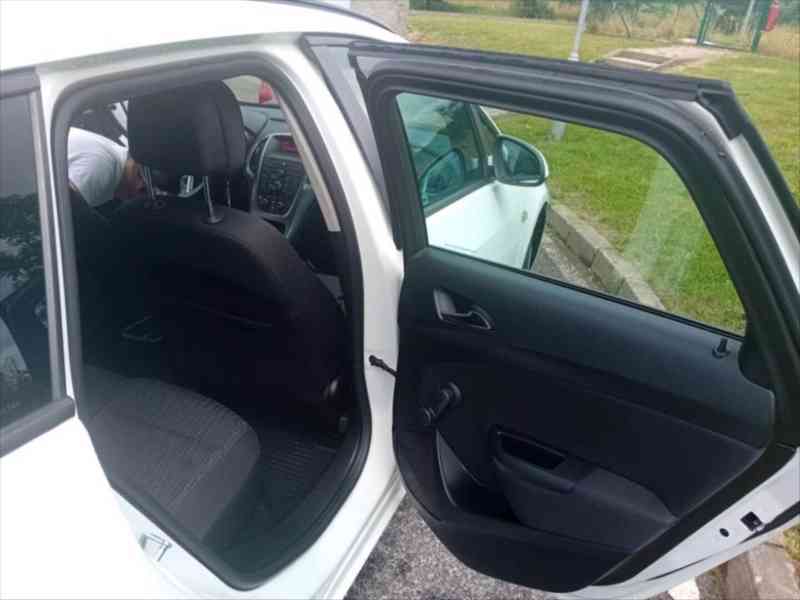 Opel Astra Sports Tourer - foto 4