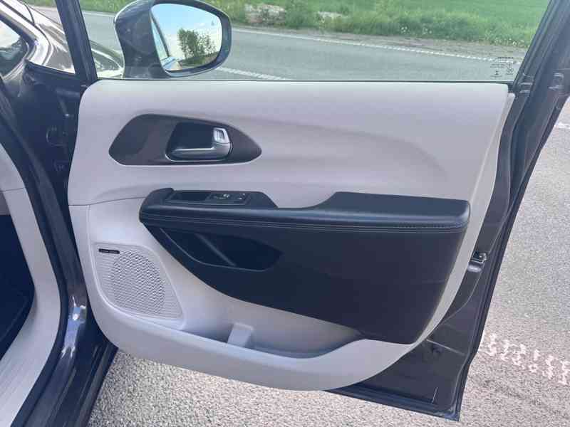 Chrysler Pacifica 3,6 DVD LIMITED ADAPT 8 míst 2017 - foto 14