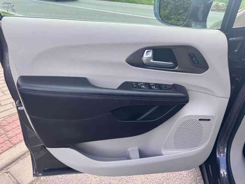 Chrysler Pacifica 3,6 DVD LIMITED ADAPT 8 míst 2017 - foto 17
