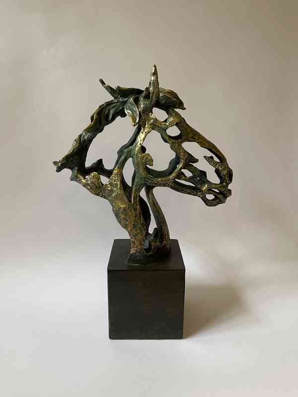 Hlava koně - řezaná designová socha