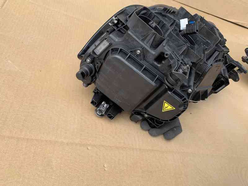 VW golf SPORTSVAN xenon pravy svetlo prave 14-17 - foto 9