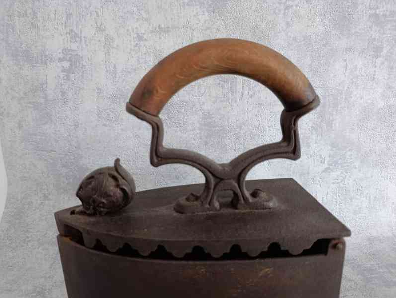 Velká starožitná litinová žehlička s figurou - do sbírky - foto 7