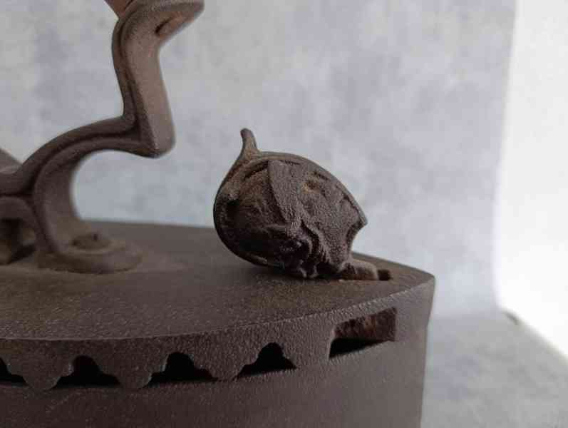 Velká starožitná litinová žehlička s figurou - do sbírky - foto 4