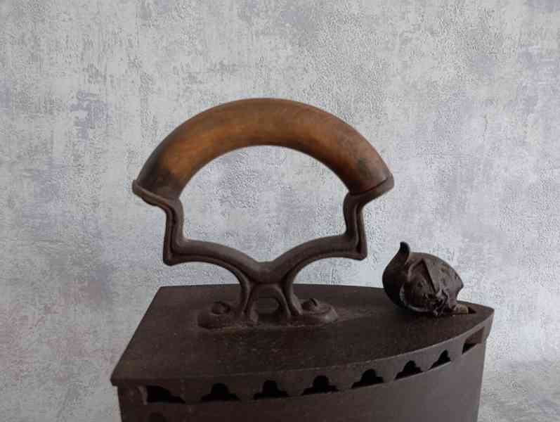 Velká starožitná litinová žehlička s figurou - do sbírky - foto 3