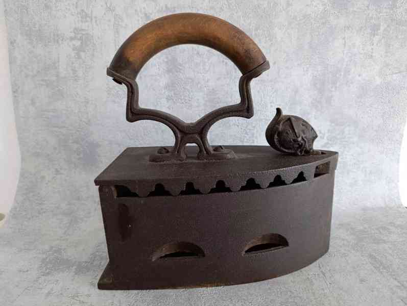 Velká starožitná litinová žehlička s figurou - do sbírky - foto 2