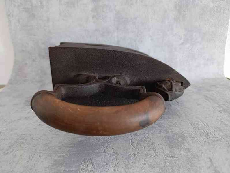 Velká starožitná litinová žehlička s figurou - do sbírky - foto 15