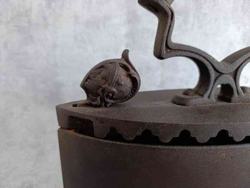 Velká starožitná litinová žehlička s figurou - do sbírky - foto 5