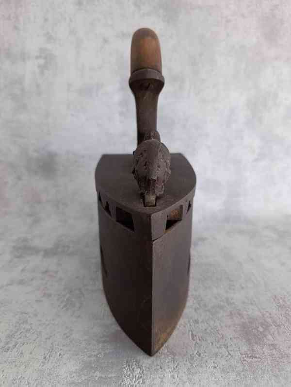 Velká starožitná litinová žehlička s figurou - do sbírky - foto 10