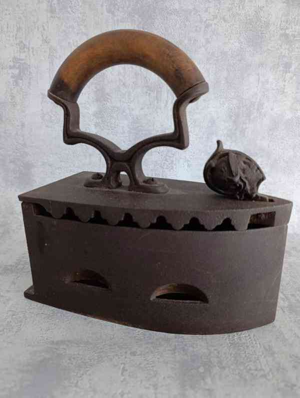 Velká starožitná litinová žehlička s figurou - do sbírky - foto 11