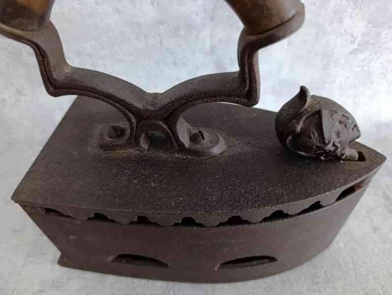 Velká starožitná litinová žehlička s figurou - do sbírky - foto 13