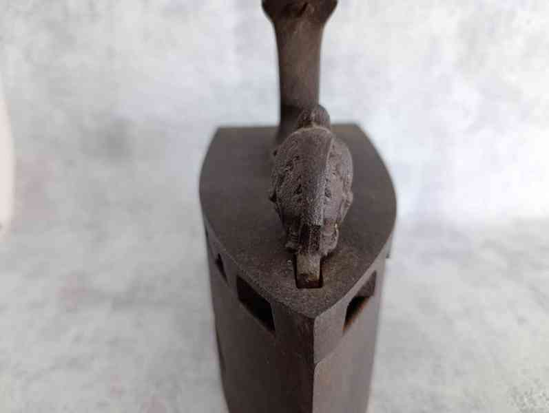 Velká starožitná litinová žehlička s figurou - do sbírky - foto 8