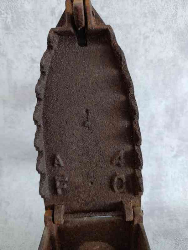 Velká starožitná litinová žehlička s figurou - do sbírky - foto 18