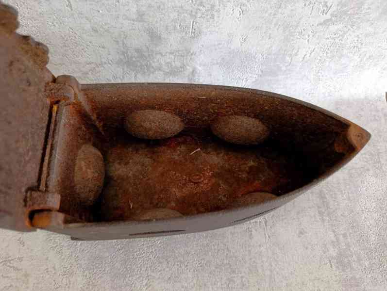 Velká starožitná litinová žehlička s figurou - do sbírky - foto 19