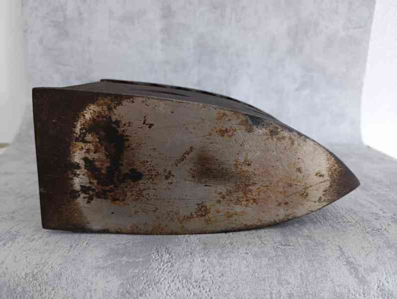 Velká starožitná litinová žehlička s figurou - do sbírky - foto 12