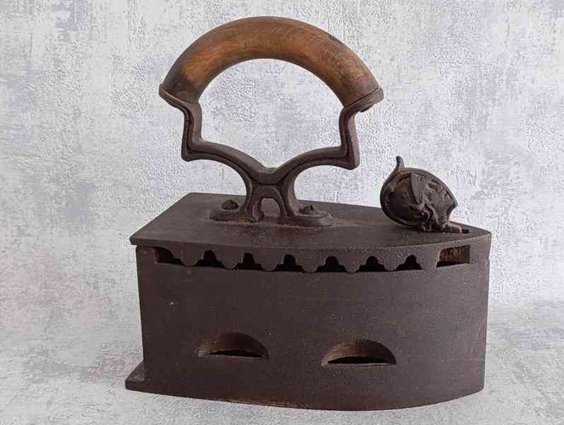 Velká starožitná litinová žehlička s figurou - do sbírky - foto 20