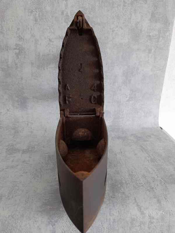 Velká starožitná litinová žehlička s figurou - do sbírky - foto 14