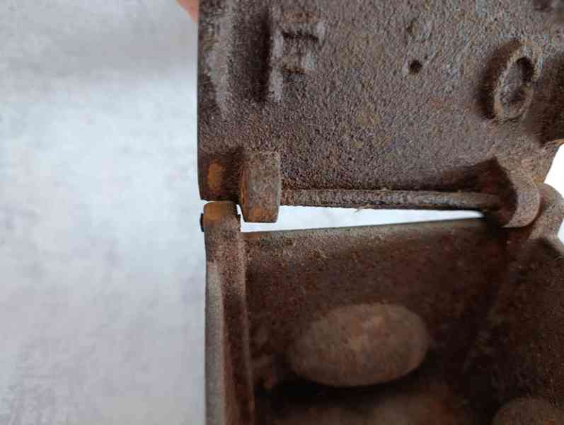 Velká starožitná litinová žehlička s figurou - do sbírky - foto 16