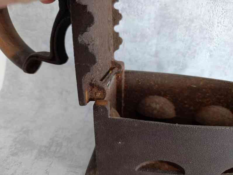 Velká starožitná litinová žehlička s figurou - do sbírky - foto 17