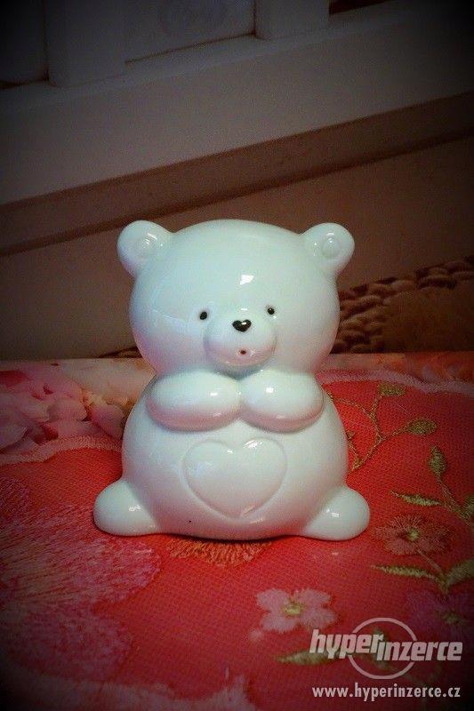 Keramický medvídek, dekorace 11 cm bílý - foto 1