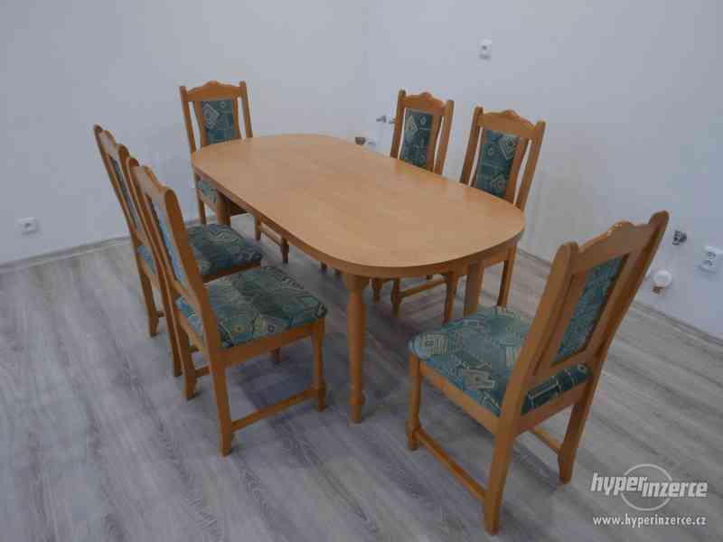 Dřevěný jídelní stůl se 6 židlemi - foto 2