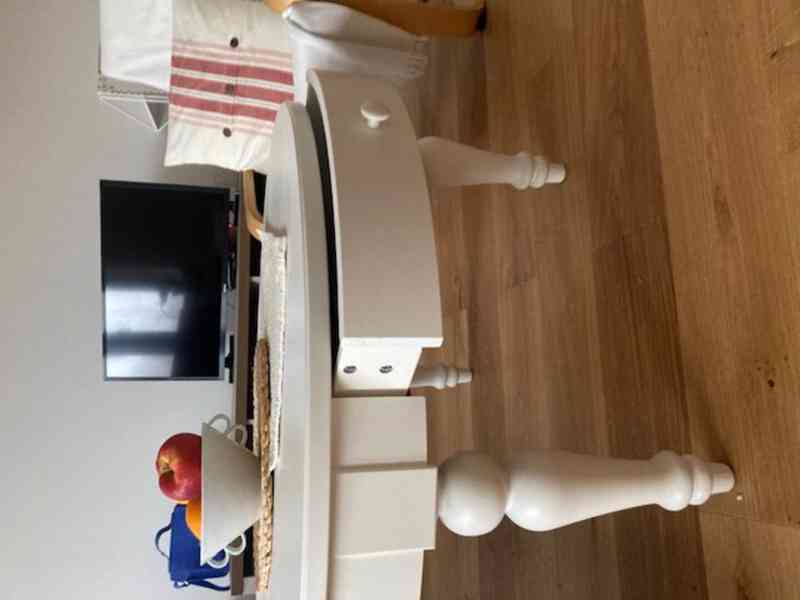 BÍLÝ STOLEK - foto 2