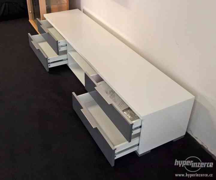 Moderní TV stolek (bílá/šedá) - foto 3