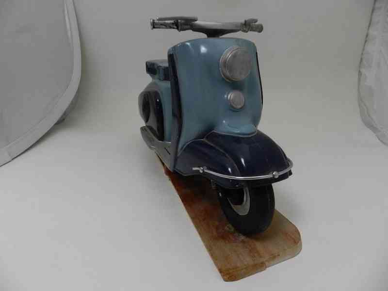 Zajímavý starý kovový model Motocykl na dřevěném podstavci - foto 7