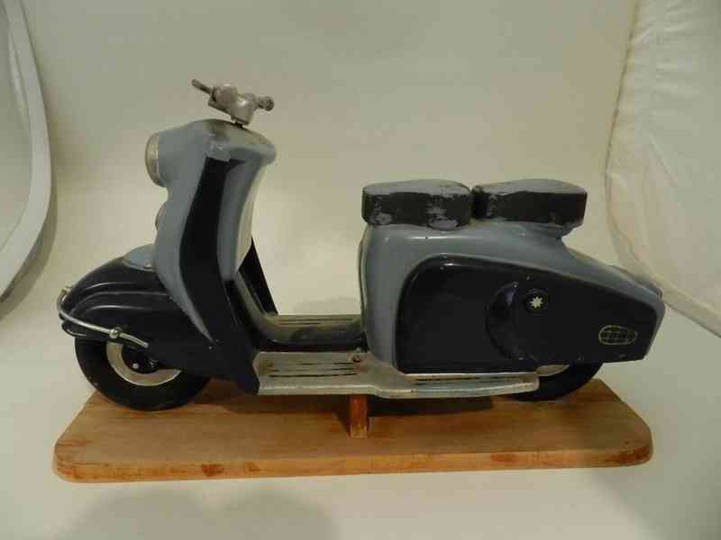 Zajímavý starý kovový model Motocykl na dřevěném podstavci - foto 1
