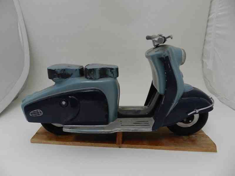 Zajímavý starý kovový model Motocykl na dřevěném podstavci - foto 5