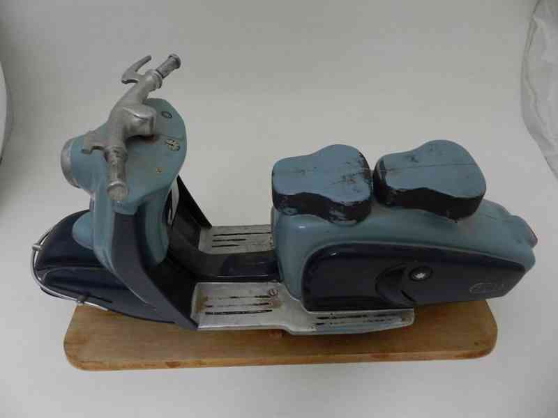 Zajímavý starý kovový model Motocykl na dřevěném podstavci - foto 3