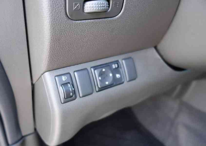 Nissan Pathfinder 2.5 dCi 4x4 140kw - foto 13