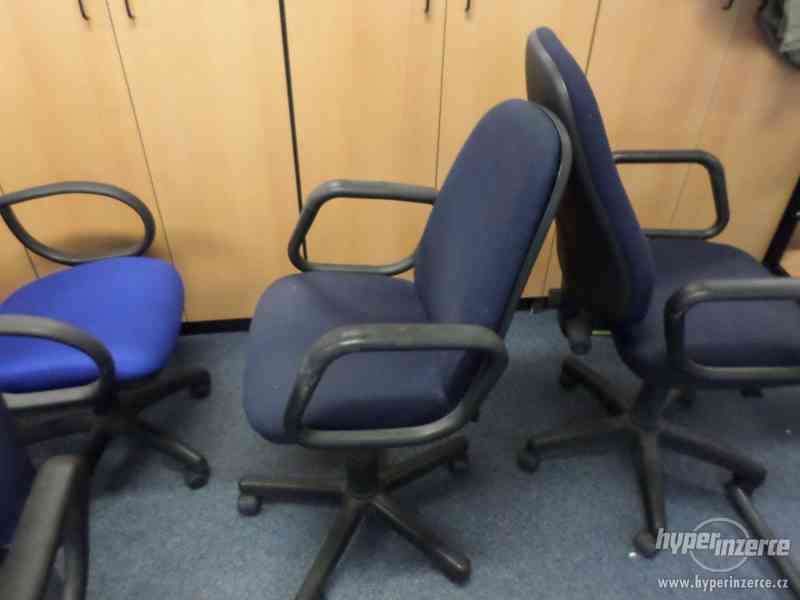 Kancelářská židle na kolečkách - různé barvy - foto 1