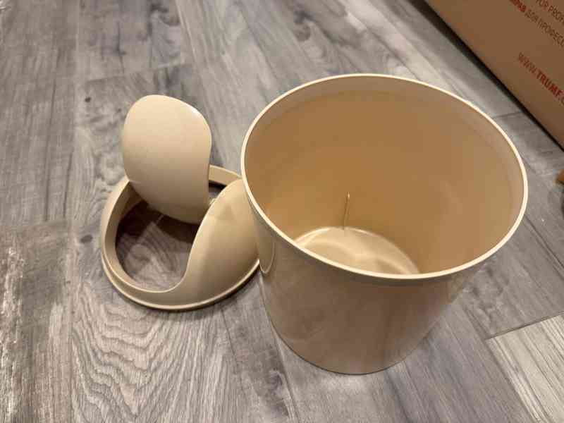 Malý plastový odpadkový koš s výklopným víkem  - foto 2