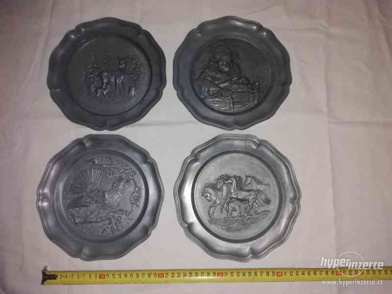 4ks kovových talířů - různé motivy - foto 1