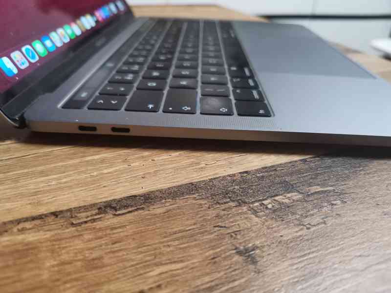Macbook pro 2018 4 thunderbolt a touch bar - foto 3