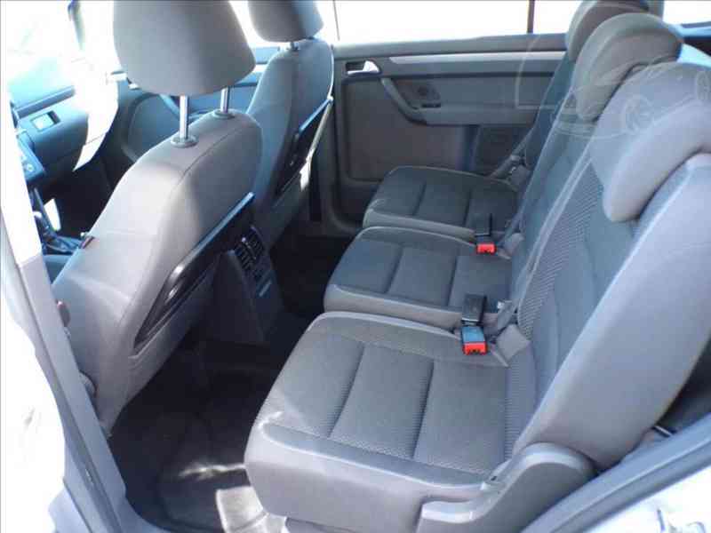 Volkswagen Touran 1,6 TDI DSG - foto 9