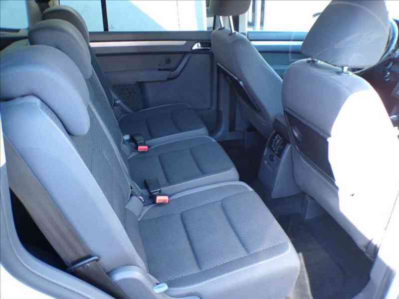 Volkswagen Touran 1,6 TDI DSG - foto 11