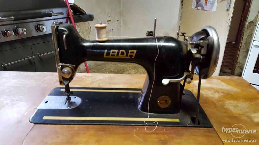 Prodám starý šicí stroj LADA - foto 1