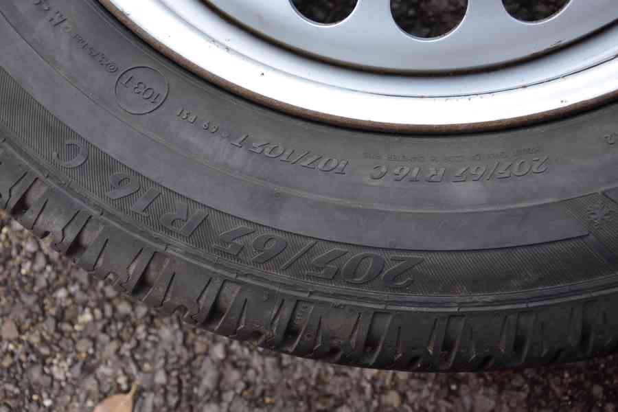 VW T5,T6 (6.1) - Sada pěkných zimních kol 205/65R16C zánovní - foto 9